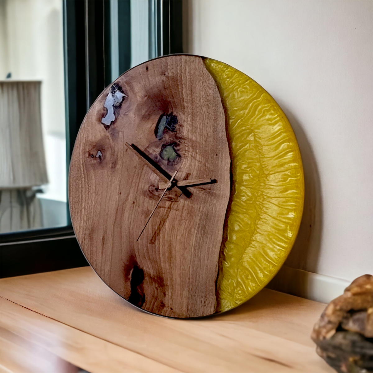 Orologio in legno di olmo e resina gialla
