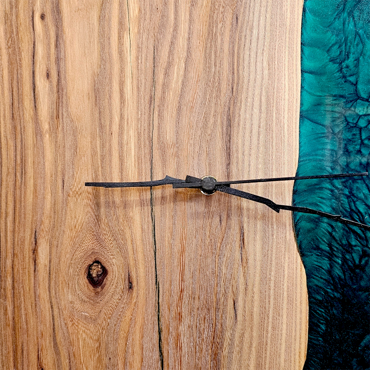 Orologio da parete in legno di olmo massello e resina verde bosco - immagine 3