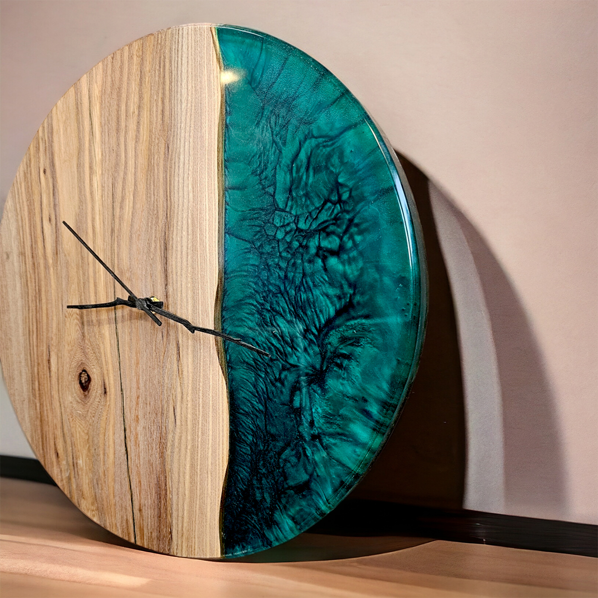 Orologio da parete in legno di olmo massello e resina verde bosco - immagine 2