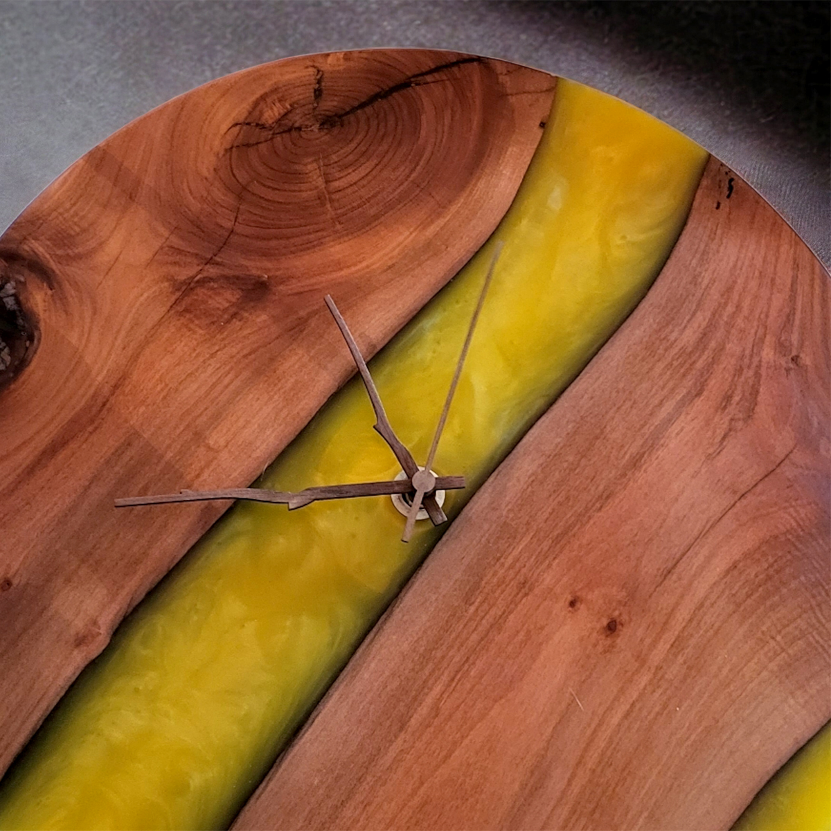 Orologio in legno di ciliegio e resina gialla - immagine 2