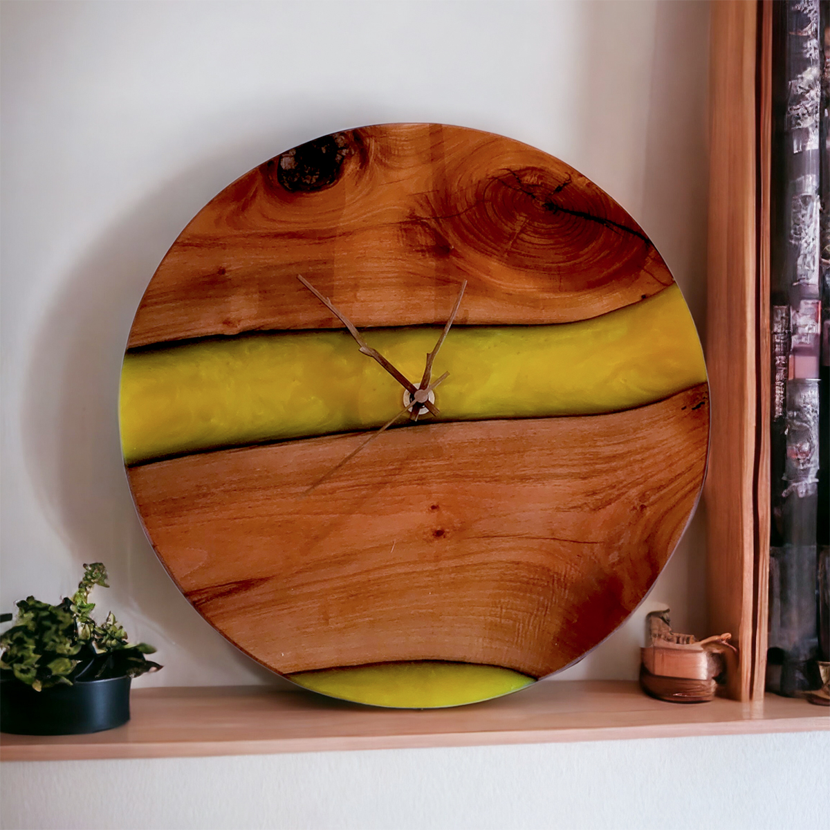 Orologio in legno di ciliegio e resina gialla