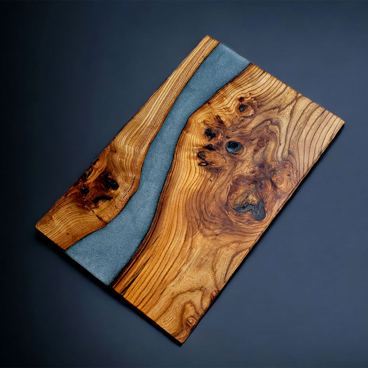 Tagliere in legno di olmo e resina grigia