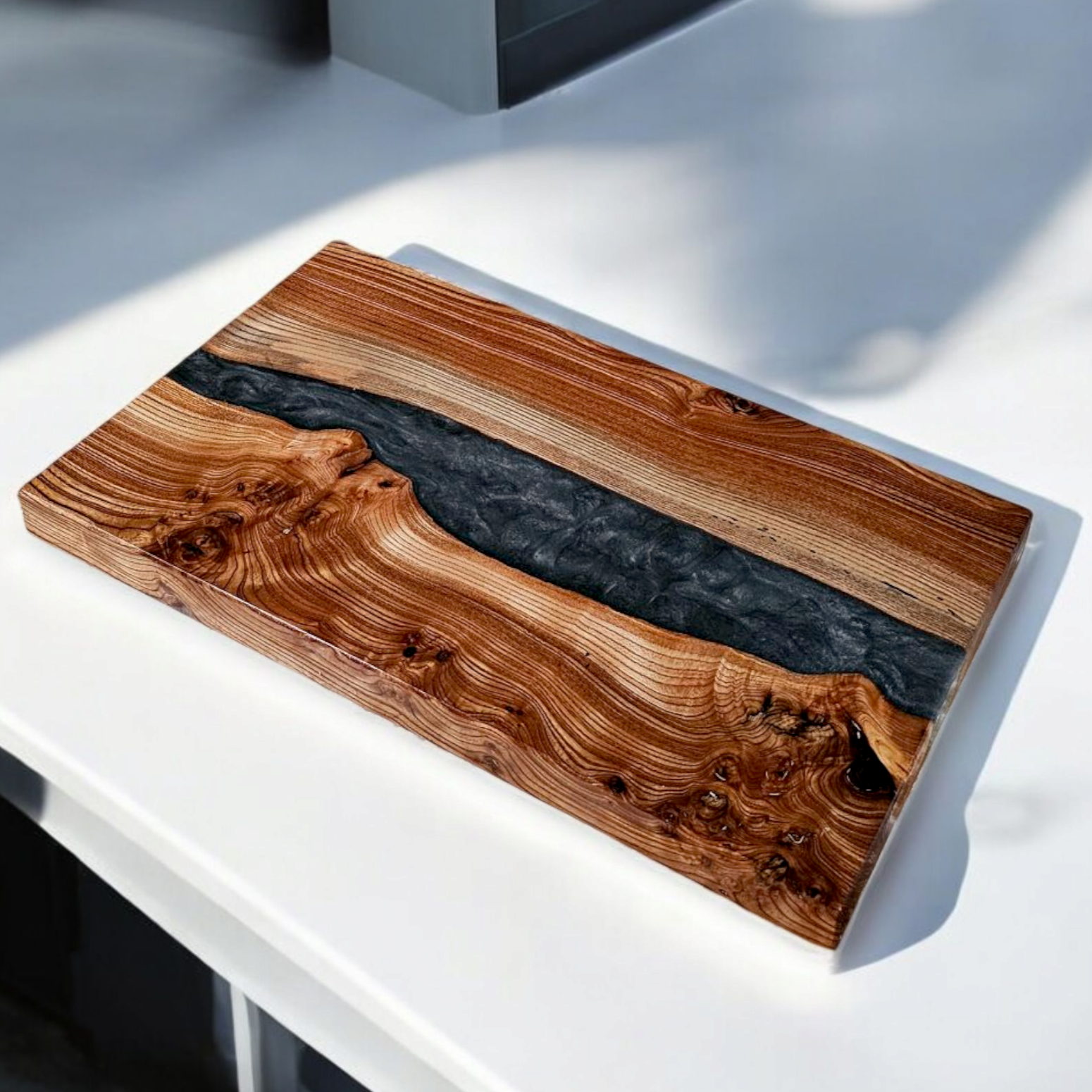 Tagliere di design in legno di olmo massello e resina silver grey